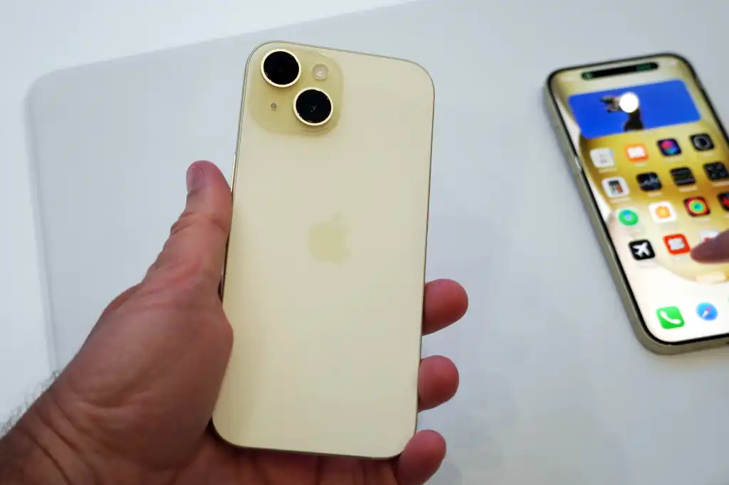 Hình ảnh thực tế iPhone 15 Plus Vàng được đăng tải trên mạng xã hội gần đây